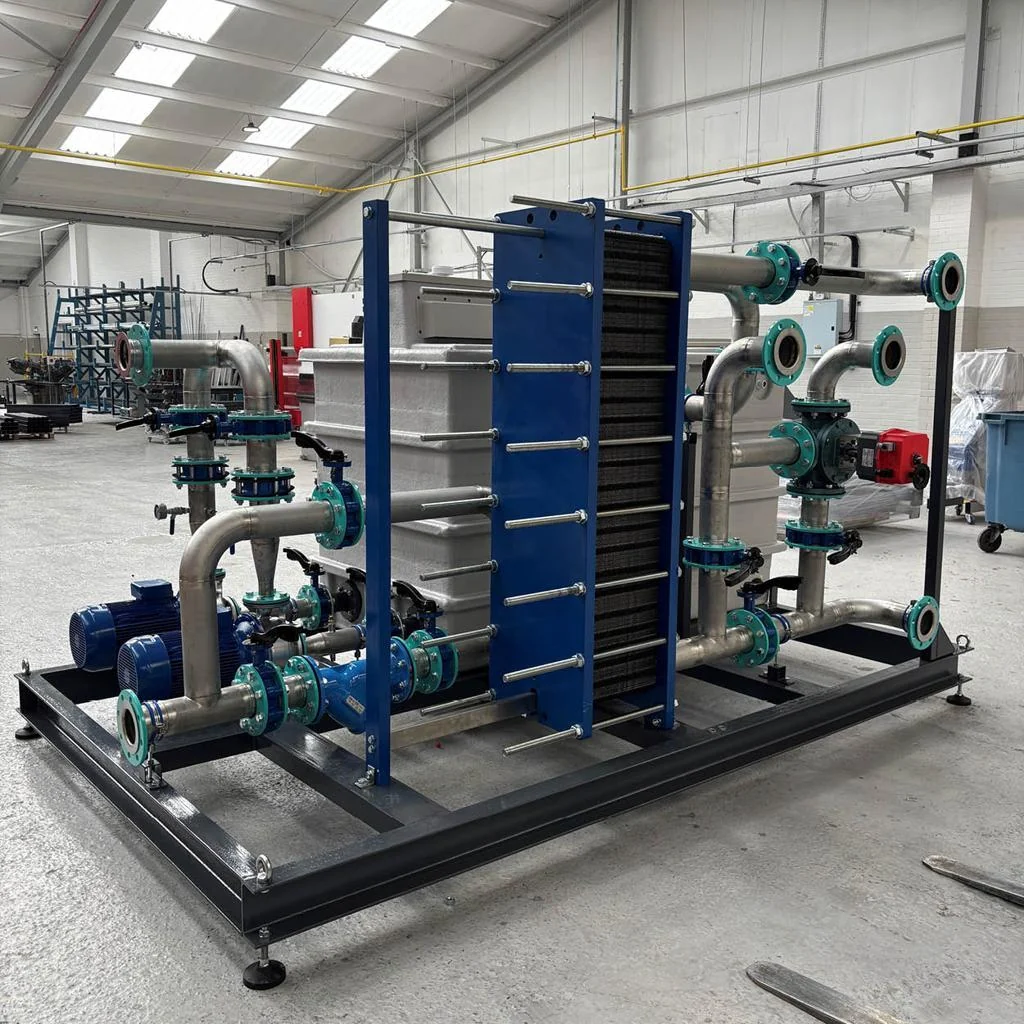 Industrial assembly with pumping equipment, heat exchanger and cooling pipes.